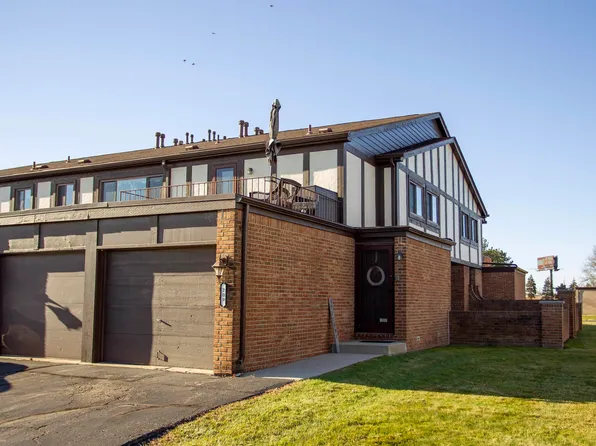 209 Country Club Dr, Saint Clair Shores, MI 48082