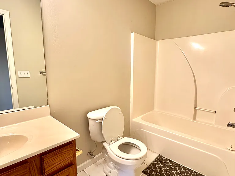 638 Hampton Way #B — Photo 9