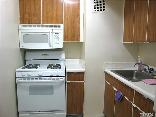 Sold by Winzone Realty Inc | media 3