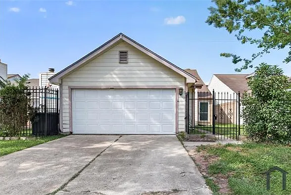 11820 Spring Grove Dr — Photo 1