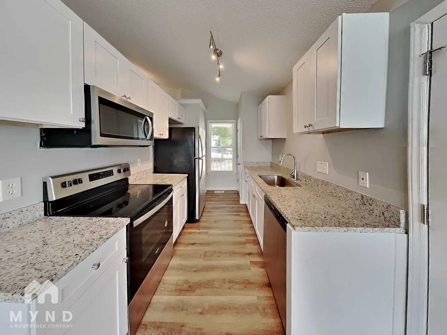 3 bed, 2.0 bath, 1213 sqft, $2,120 — Photo 3