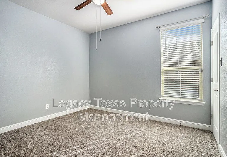 1912 Albany Ln — Photo 13