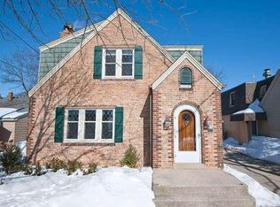 8214 Aberdeen Ct, Wauwatosa, WI 53213