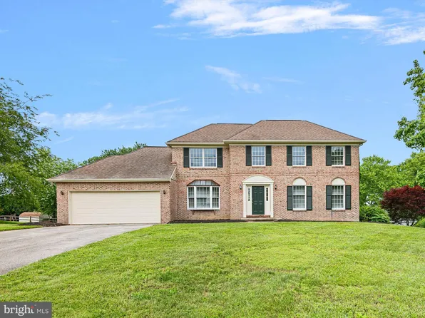 8 Taylors Farm Dr, Newark, DE 19711