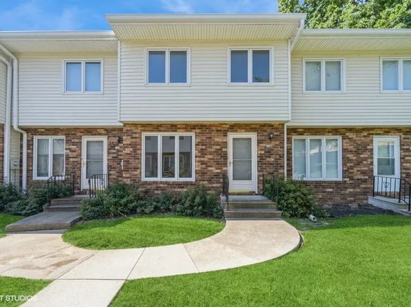 146 Holiday Cir #24, West Des Moines, IA 50265