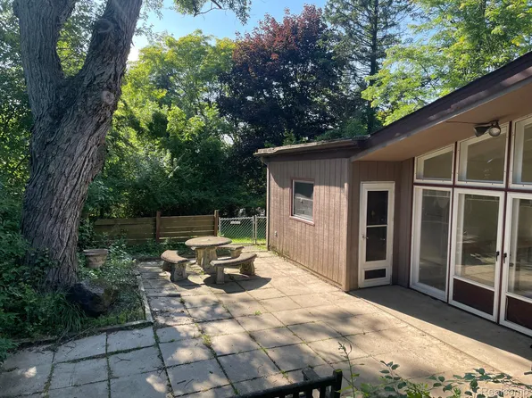 2194 Sunny Crest Dr, West Bloomfield, MI 48323