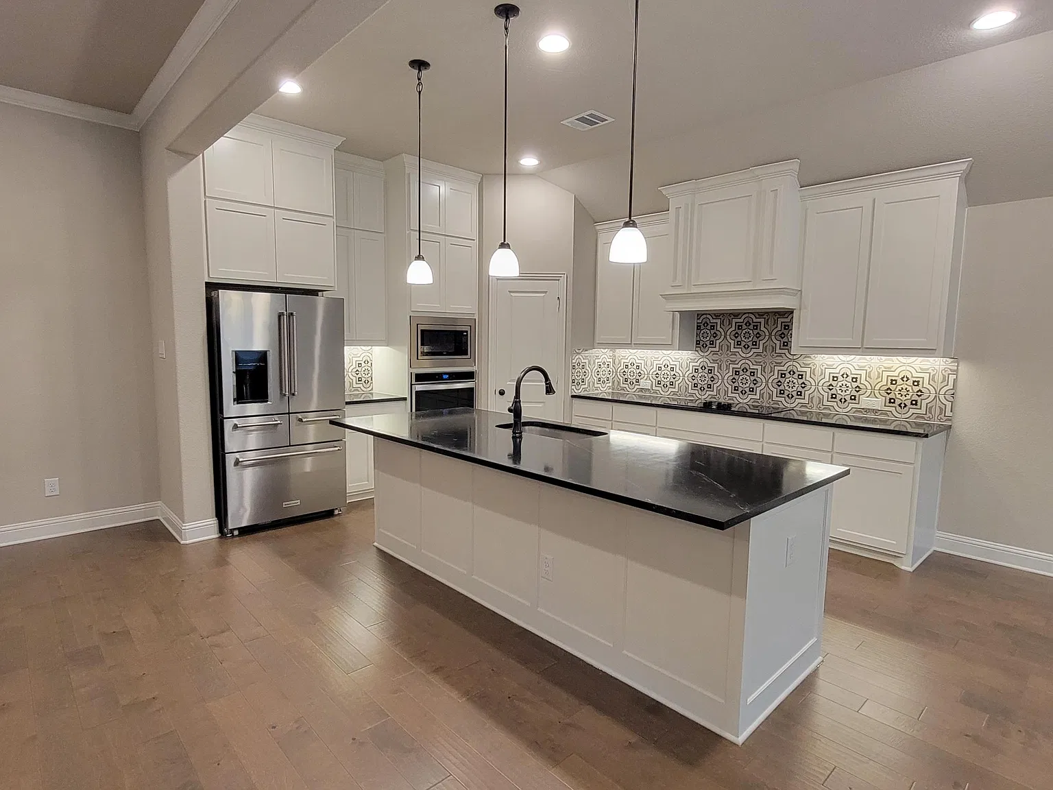 4 bed, 2389 sqft, $3,000 — Photo 4