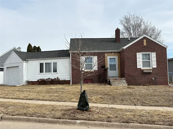 3801 Hart Ct NE, Cedar Rapids, IA 52402