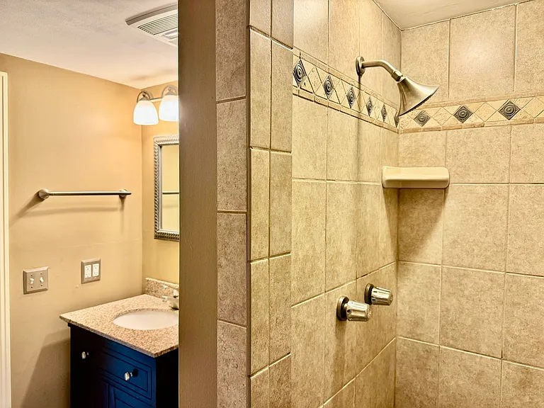 214 London Ln — Photo 28