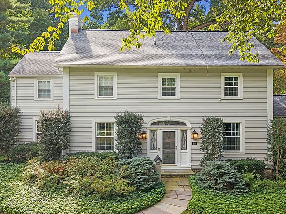 4th image of 211 Douglas Place