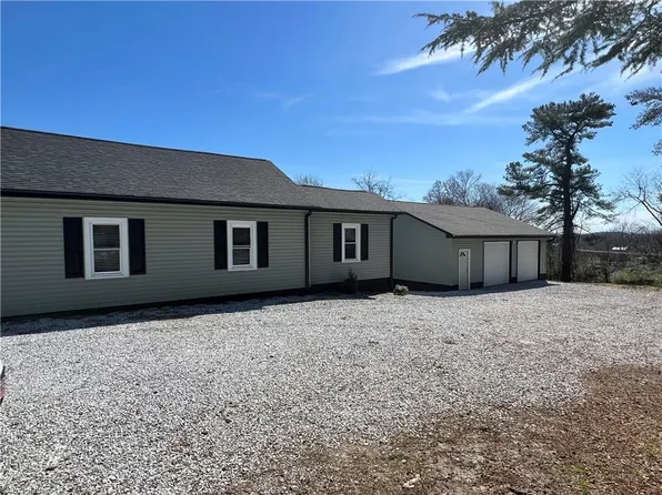 633 E Haymore St, Mount Airy, NC 27030