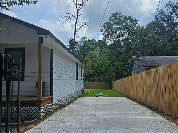 3rd image of 160 Oak Ln