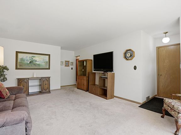 5th image of 1908 Des Plaines Ave