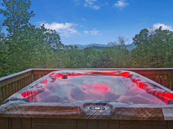 305 Jennifer Ln, Asheville, NC 28803