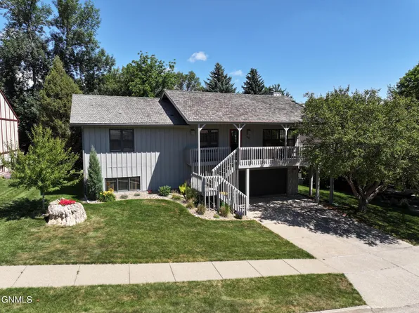 516 Portage Dr, Bismarck, ND 58503