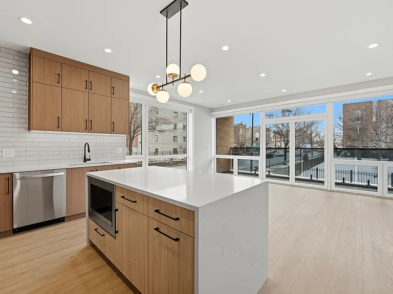 2355 W Flournoy St #102 — Photo 3