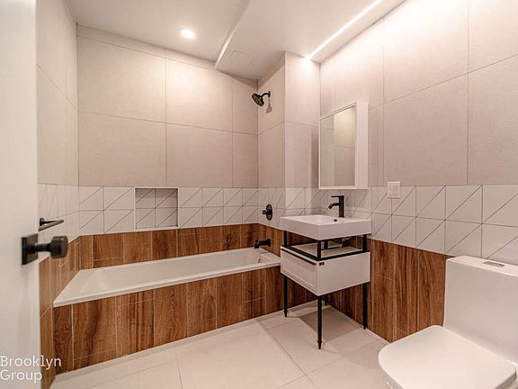 3rd image of 54 W 125th St #305