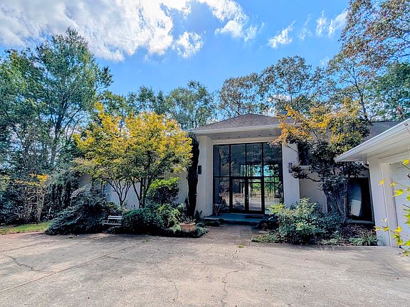 2nd image of 2939 Rivercrest Dr