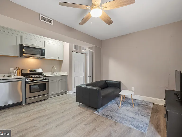 1526 V St SE #2 — Photo 5