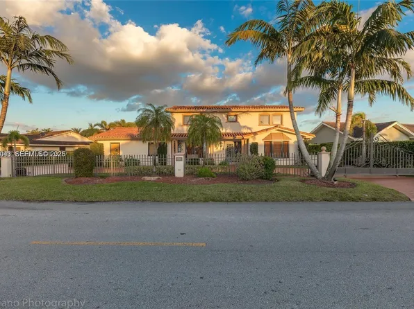 19701 W Oakmont Dr, Hialeah, FL 33015