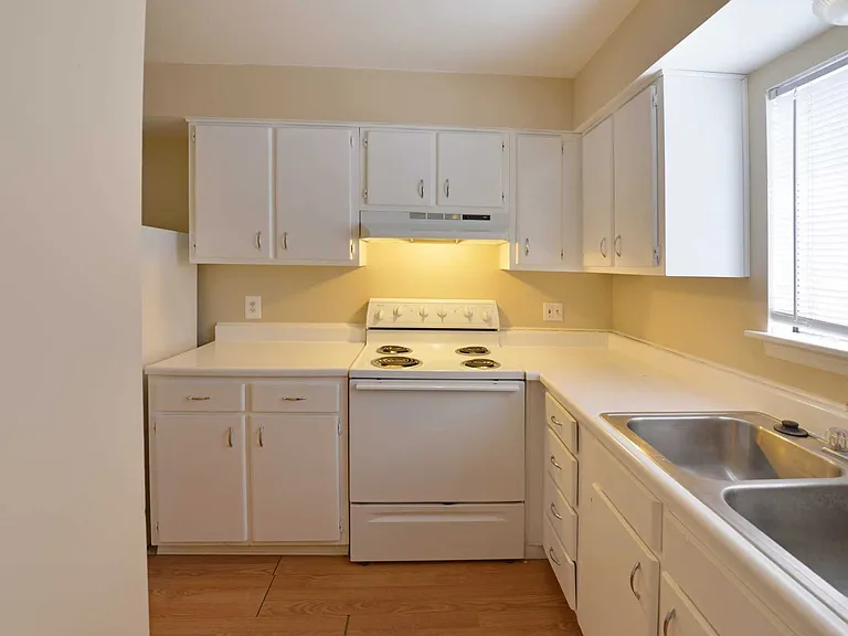 Carriage House Apartments — Photo 16