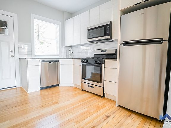 2nd image of 2236-42 W Byron St #2238-2