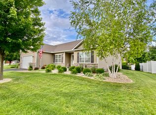 930 Hamilton Dr, Sycamore, IL 60178