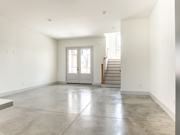 2nd image of 109 Stringer St #101