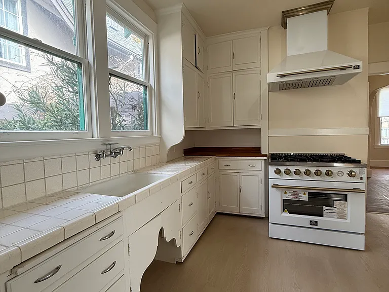 327 N Delaware St — Photo 9