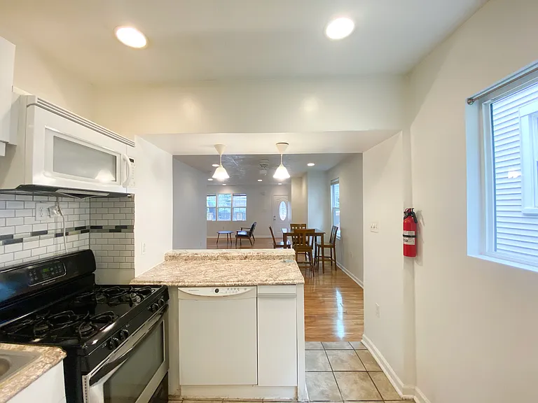 2353 Tilbury Ave — Photo 7
