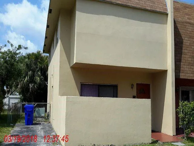 610 SW 80th Ter — Photo 1