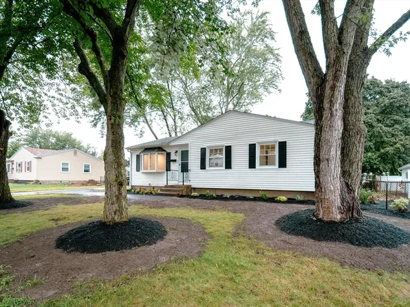 15 Village Rd, Holyoke, MA 01040