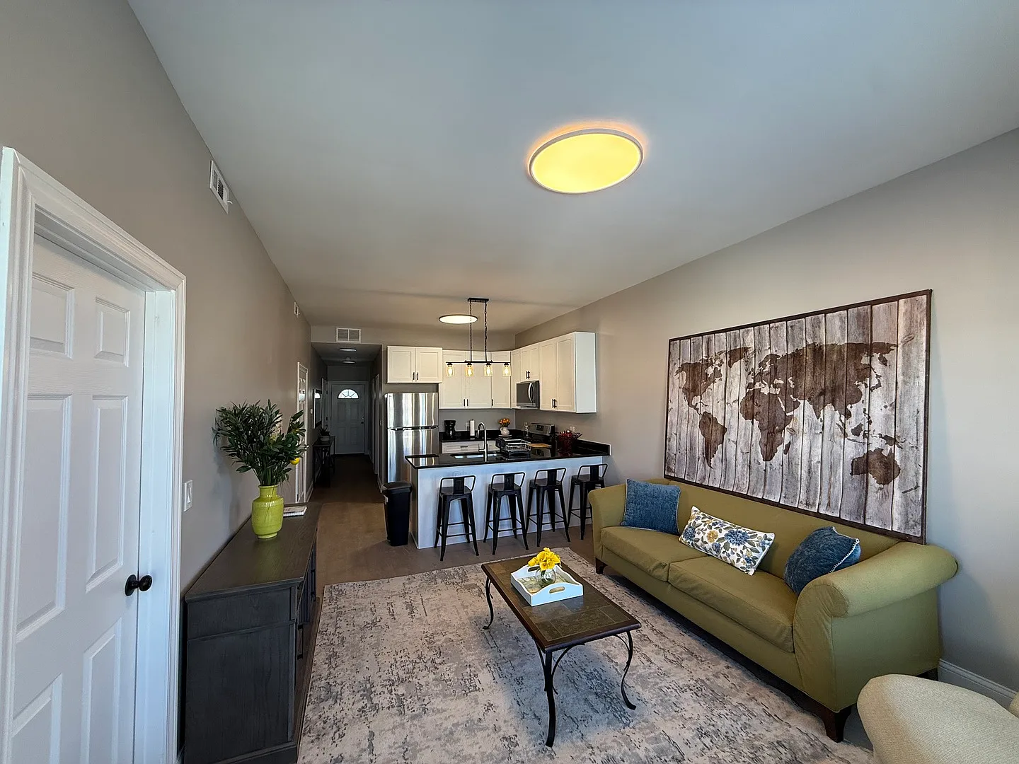 3 bed, 1100 sqft, $2,975 — Photo 4