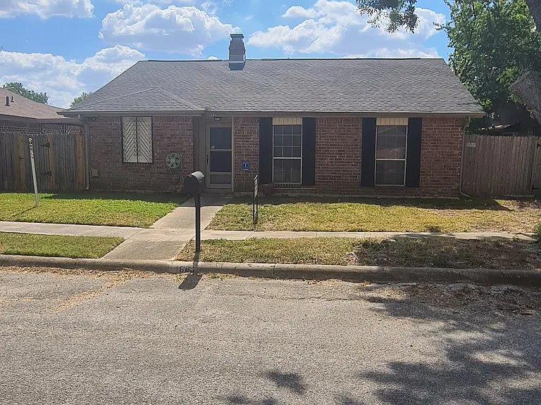 663 Fern Meadow Dr — Photo 2
