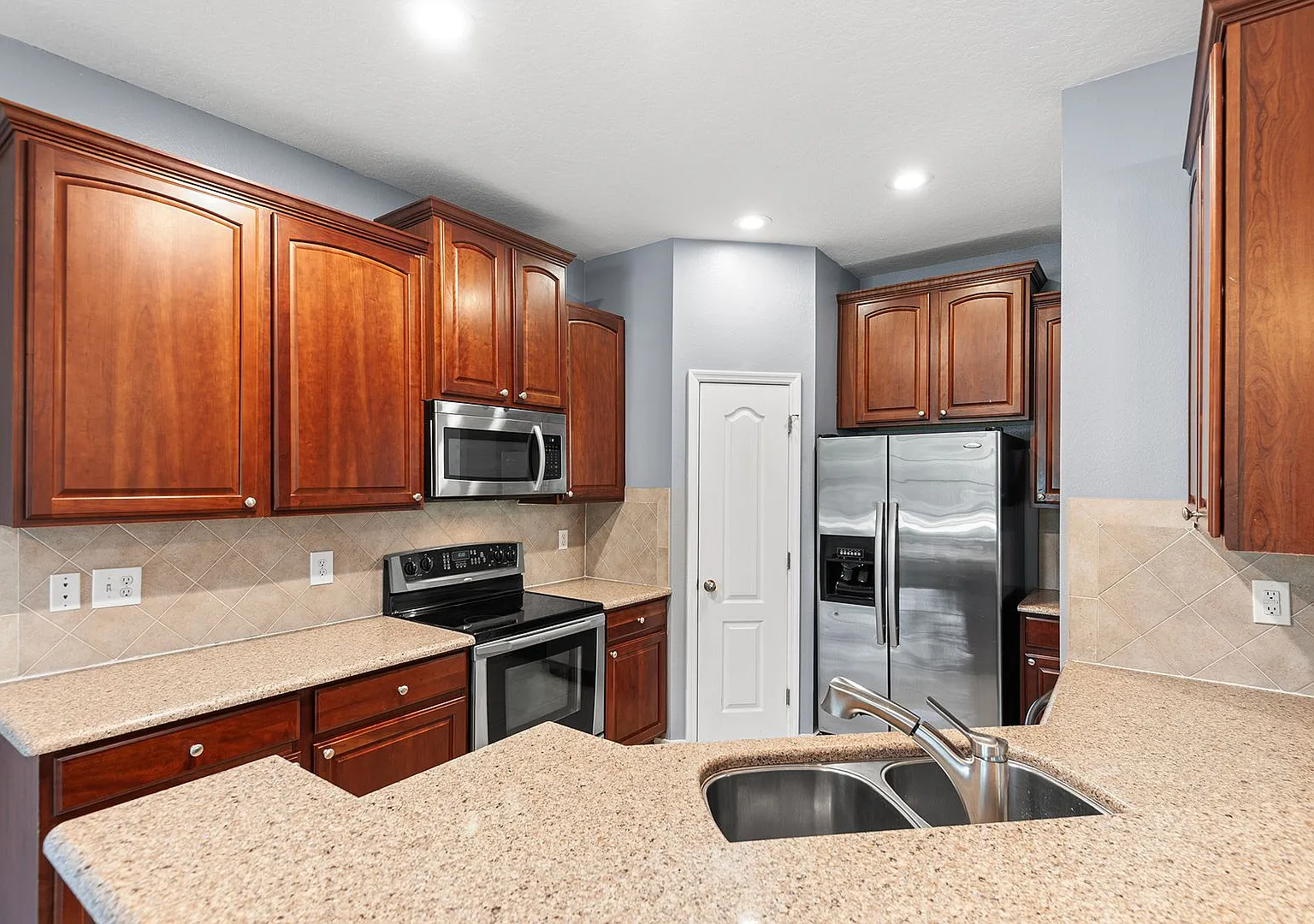 Riverview Townhome For Rent!! — Photo 3