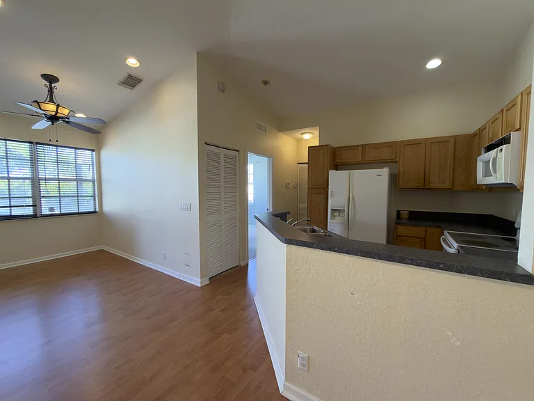 1712 Carvelle Dr — Photo 3
