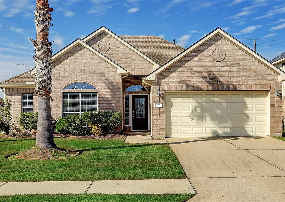 CUTE 1 STORY IN THE SUBDIVISION OF SEARIDGE. LOCATED OFF OF CHARMING TODVILLE ROAD, YOU HAVE ACCESS TO MILES OF HIKE AND BIKE TRAILS, BEACHES, KEMAH BOARDWALK AND GALVESTON!