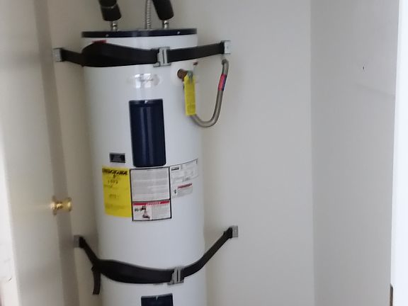 2nd image of 800 Mesa Ct Unit C