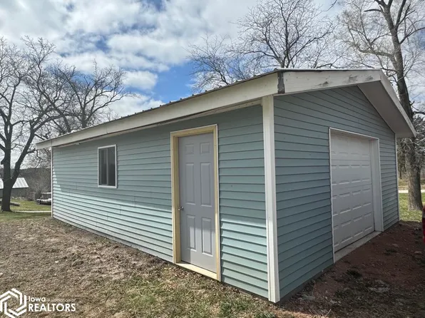 201 N 1st St, Mystic, IA 52574