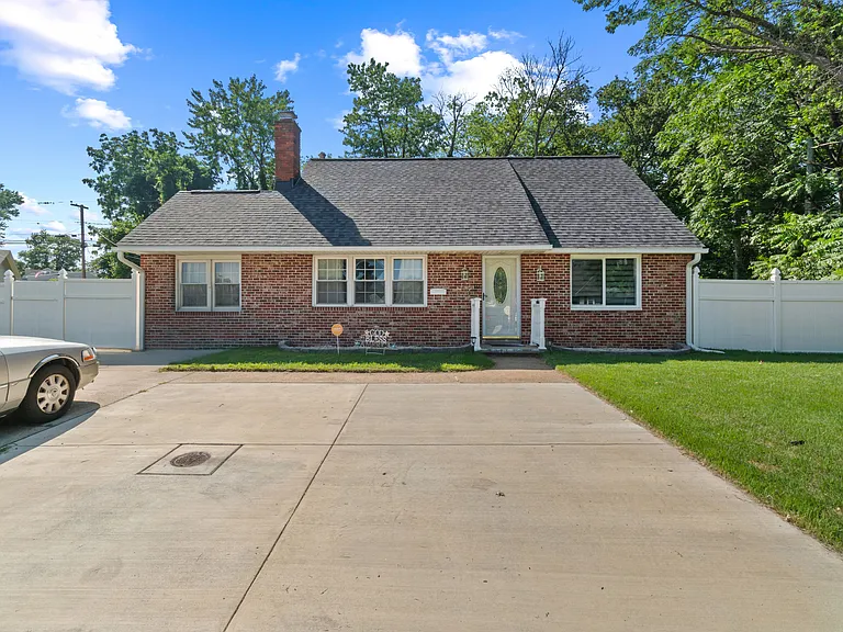 10 N Meadow Dr — Photo 1