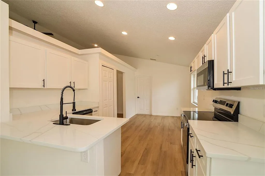 4 bed, 2.0 bath, 1661 sqft, $2,495 — Photo 4