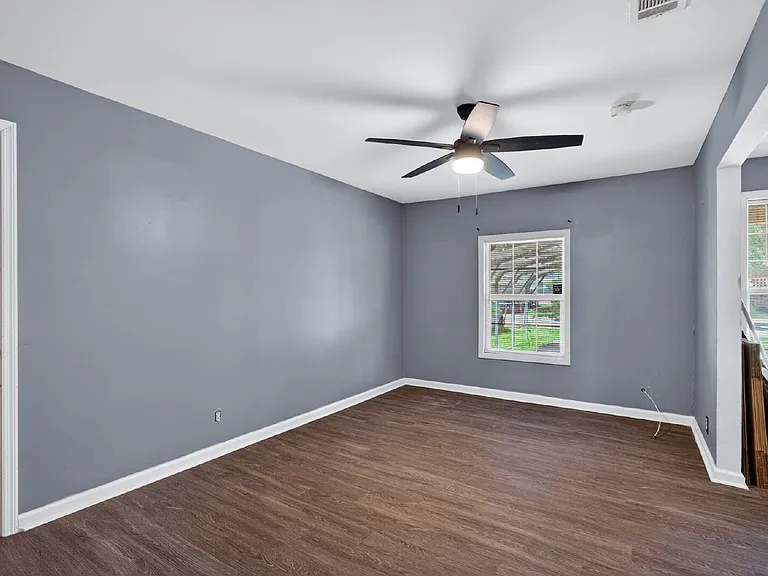 1621 Cloverdale Dr — Photo 9