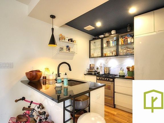 2nd image of 10 Lexington Ave APT 4L