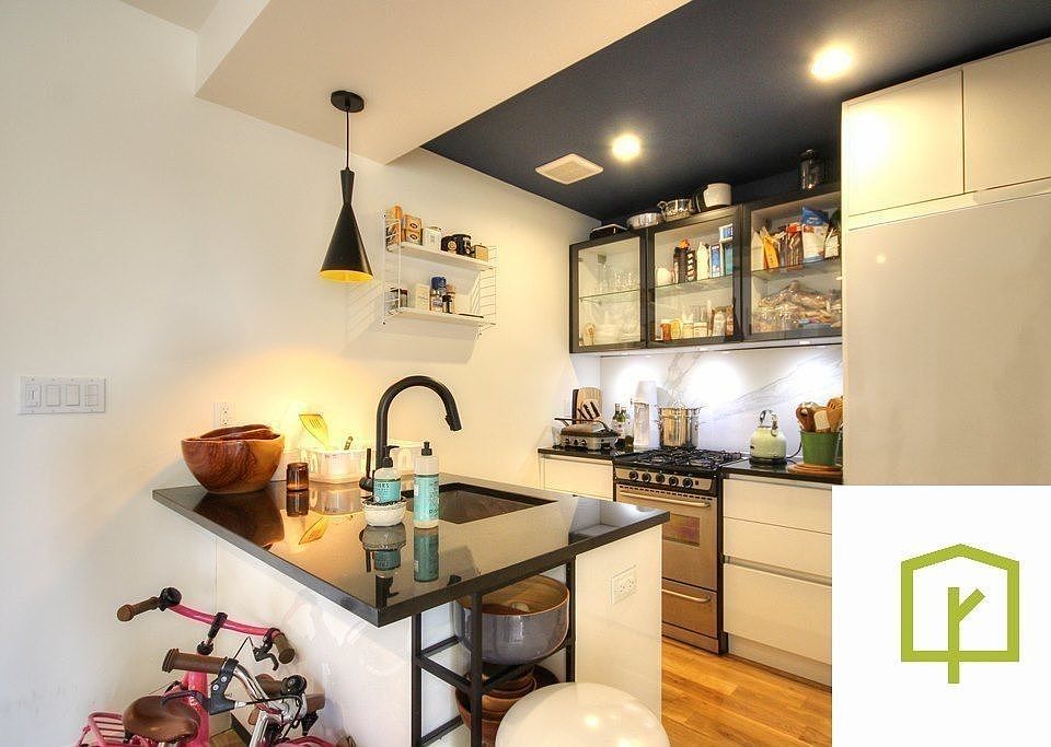 1st image of 10 Lexington Ave APT 3L