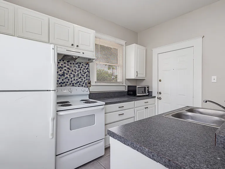 1230 Kings Hwy #3 — Photo 5