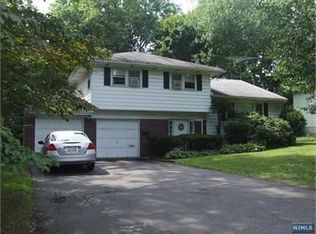 124 Newcomb Rd, Tenafly, NJ 07670