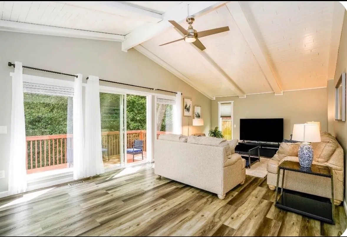 3 bed, 1500 sqft, $3,300 — Photo 2