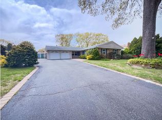 18 Wycomb Pl, Coram, NY 11727