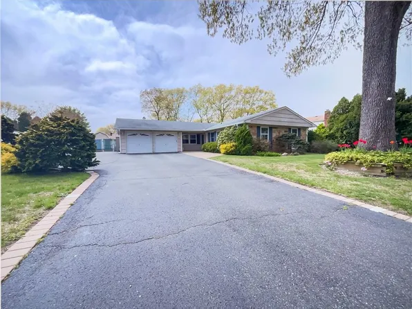 18 Wycomb Place, Coram, NY 11727