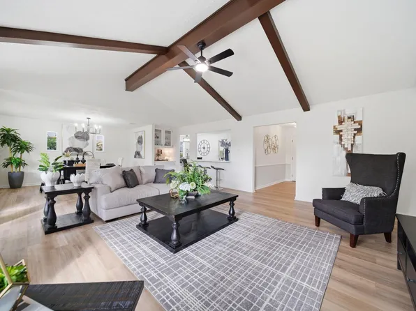 88 Rolling Hills Dr, Conroe, TX 77304